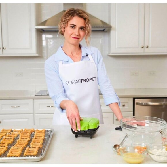 CONAIRPROPET Goodbone Dog Treat Maker 6 Treats Includes Cuisinart Recipe Book - Picture 5 of 7